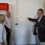 v. l. n. r.: Oberbürgermeisterin Christiane Blatt, stellvertretender Wehrführer Heiko Schlang und Thomas Klein an einem LoRaWAN Sensor